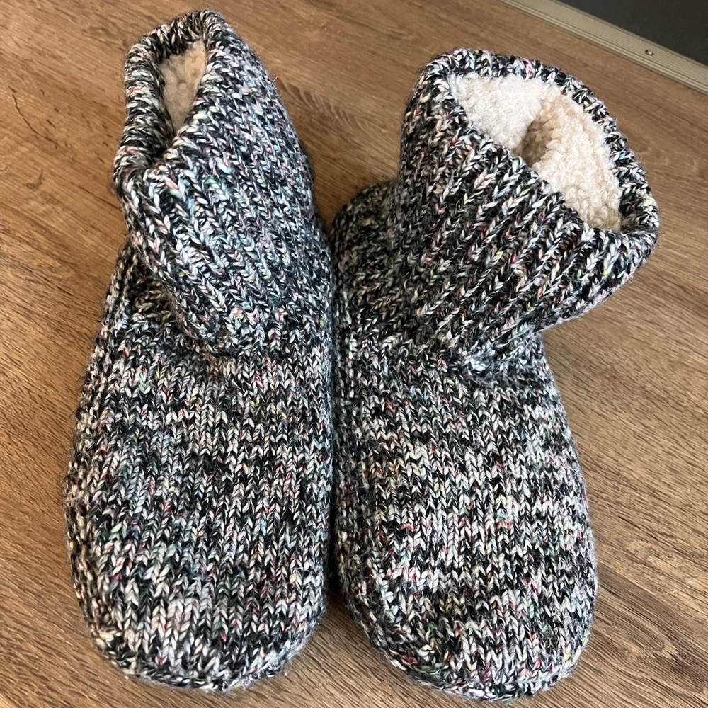 Bombas size M Slippers.